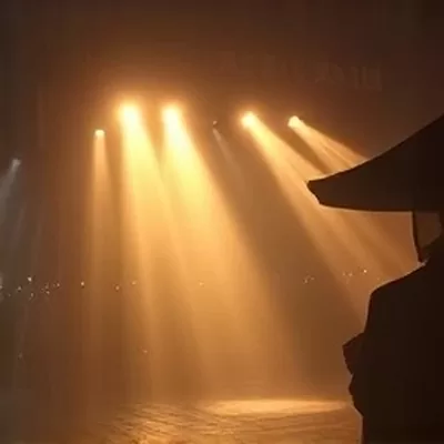 影像档案《拾光胶片》画面：老式放映机与卷起的胶片
